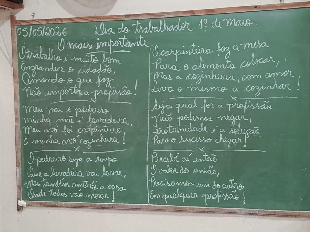 Lousa com o poema O Mais Importante, escrito pela turma no Dia do Trabalhador