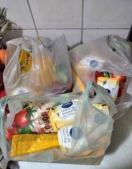 Sacolas de lanche separadas para os educandos