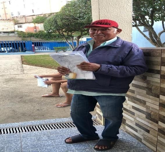 Educando lendo a atividade recebida em casa