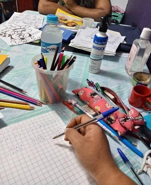 Materiais escolares sobre a mesa